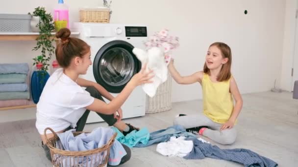 Dziewczyny grają podczas prania. — Wideo stockowe