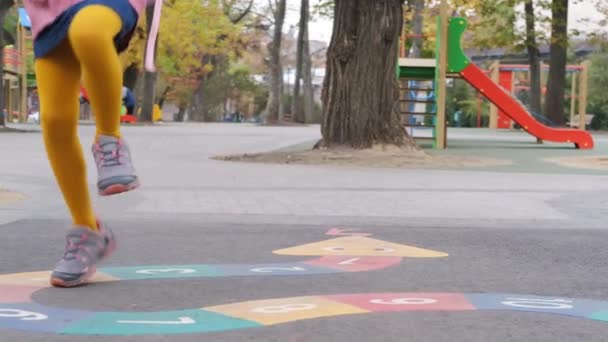 Kleines Mädchen springt in Herbstpark — Stockvideo