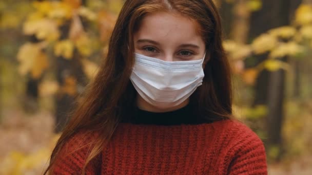 Jong meisje draagt masker tegen coronavirus — Stockvideo