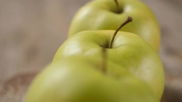 Fila di mele succose verdi sul tavolo — Video Stock