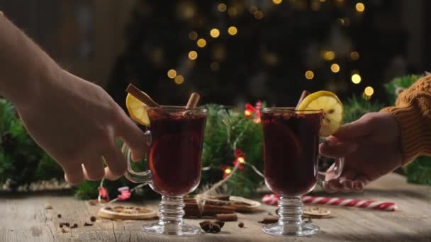 Couple clinking glasses with mulled wine — Αρχείο Βίντεο