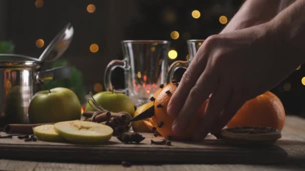 Cutting orange into round slices with knife — Stok video