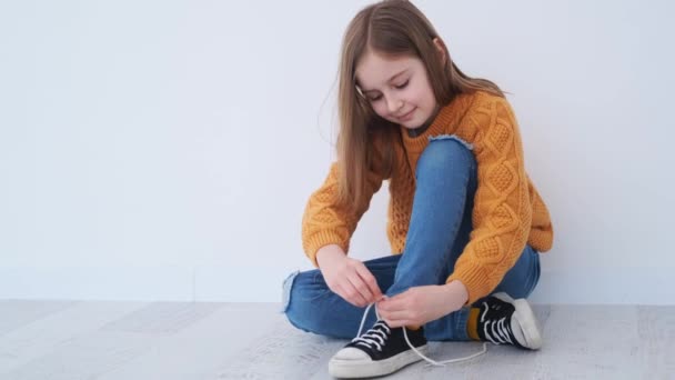 Little girl learning to tie the laces — Stock Video