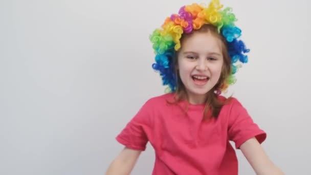 Little girl in colorful wig dancing — Stok video