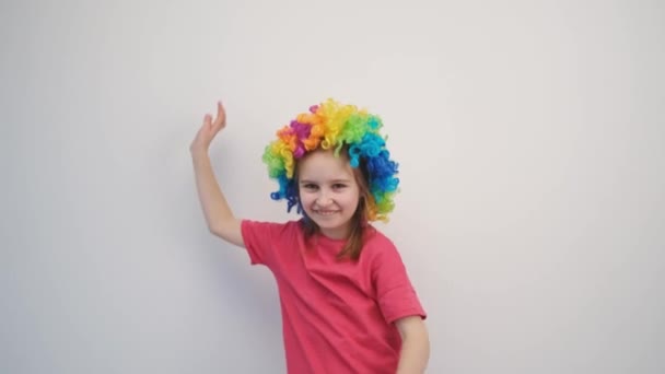 Little girl in colorful wig dancing — стоковое видео