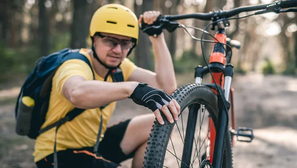 Człowiek rowerzysta sprawdza ciśnienie w oponach — Zdjęcie stockowe