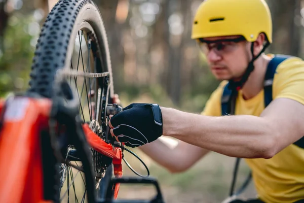 Ciclista che verifica il difetto della ruota a catena — Foto Stock