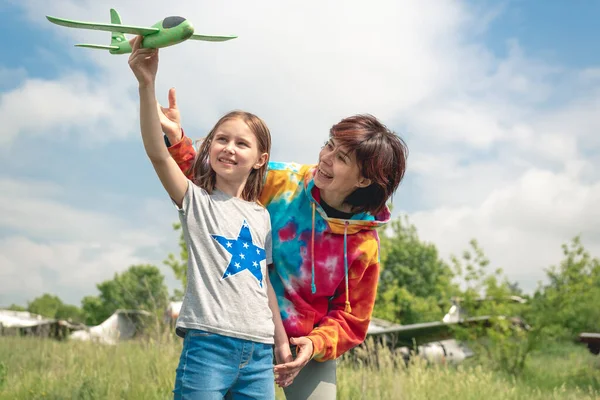 Madre e hija jugando con avión de juguete —  Fotos de Stock