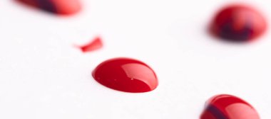 Parlak kırmızı diş minesi damlaları