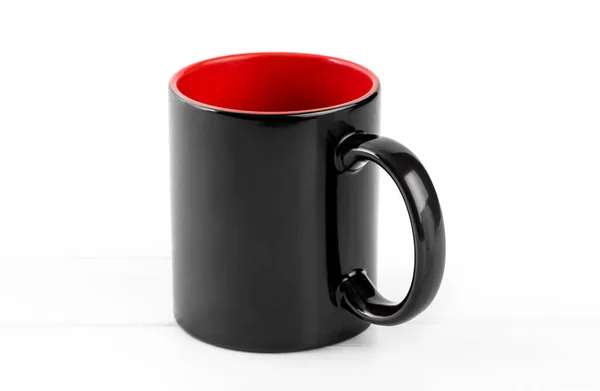 Taza negra en blanco con rojo —  Fotos de Stock