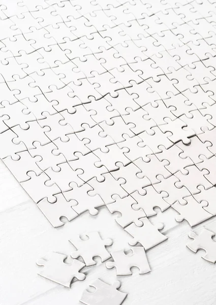 Małe kawałki kompletne duże puzzle — Zdjęcie stockowe