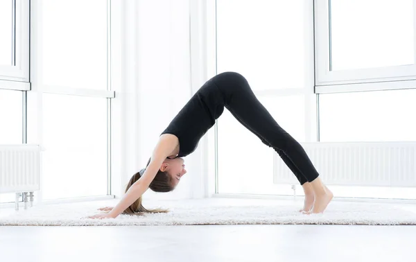 Hermosa chica haciendo yoga asana — Foto de Stock