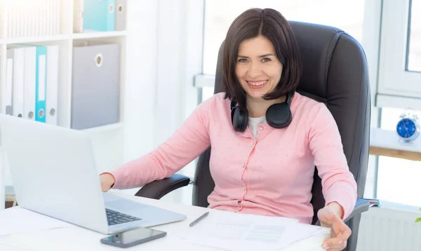 Mulher de negócios alegre no local de trabalho — Fotografia de Stock