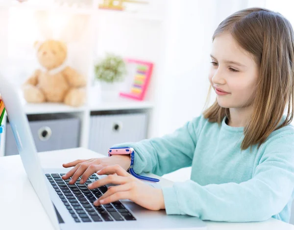 Menina bonito usando computador — Fotografia de Stock