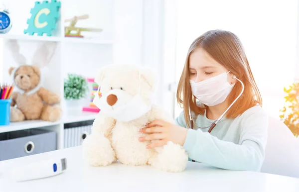 Bambina che gioca nella stanza della luce — Foto Stock