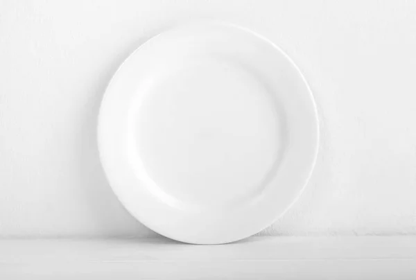 Kulatý čistý talíř — Stock fotografie