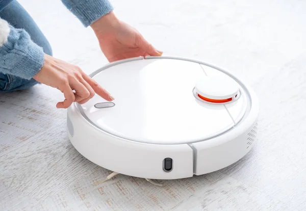 Mengaktifkan robot vacuum cleaner — Stok Foto