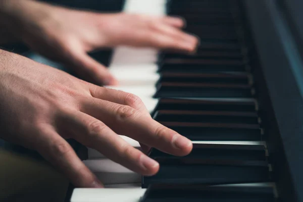 Homem tocando piano — Fotografia de Stock