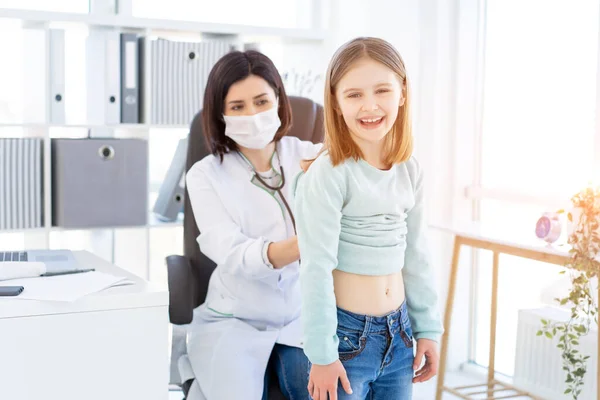 Ragazza durante l'appuntamento con il medico — Foto Stock