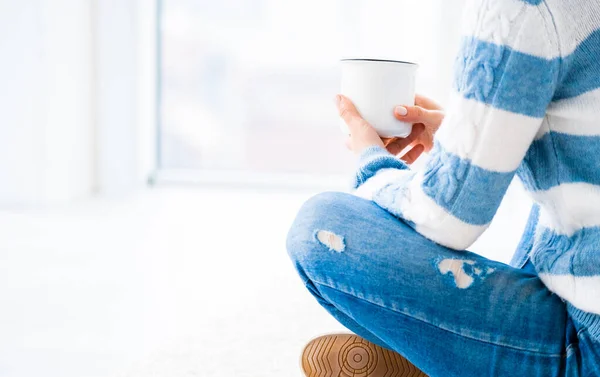 Mädchen entspannen mit Tasse — Stockfoto