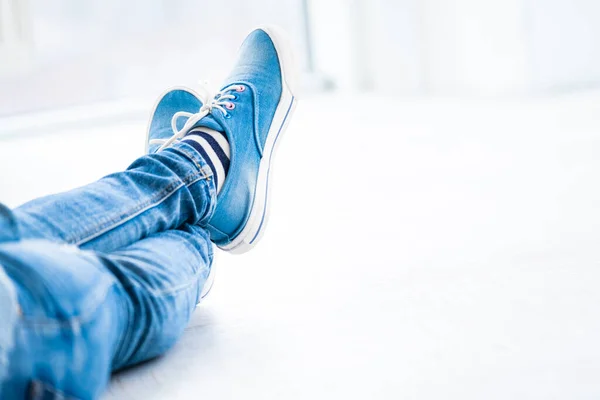 Скрещенные ноги в резиновых туфлях — стоковое фото