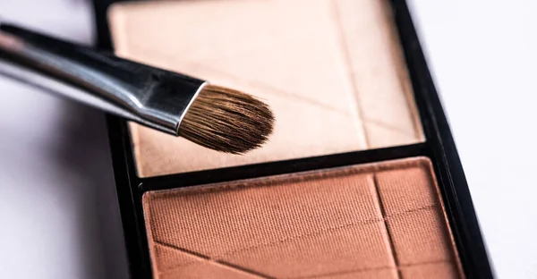 Cepillo de maquillaje y sombras — Foto de Stock