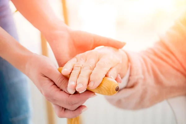 Ajudando as mãos para a velha mulher — Fotografia de Stock