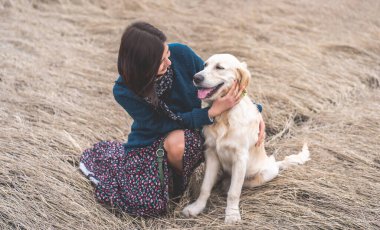 Şirin köpeğiyle gülümseyen kadın