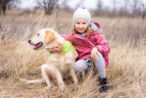 Mała dziewczynka z cute dog — Zdjęcie stockowe