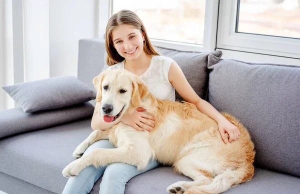 Sevimli köpeğiyle gülümseyen kız — Stok fotoğraf