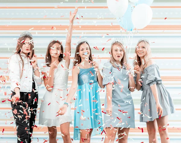 Glada flickor på födelsedagsfest — Stockfoto