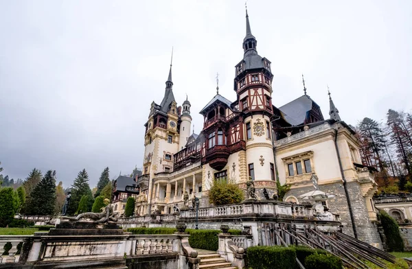 Vor dem Schloss von Peles — Stockfoto