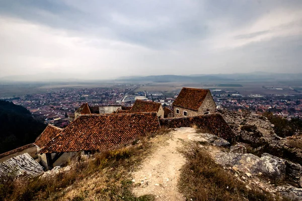 Cityscape através da Fortaleza Rasnov — Fotografia de Stock