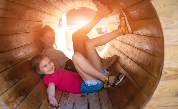 나무로 만든 관에 누워 있는 어린이를 가공하는 일 — 스톡 사진