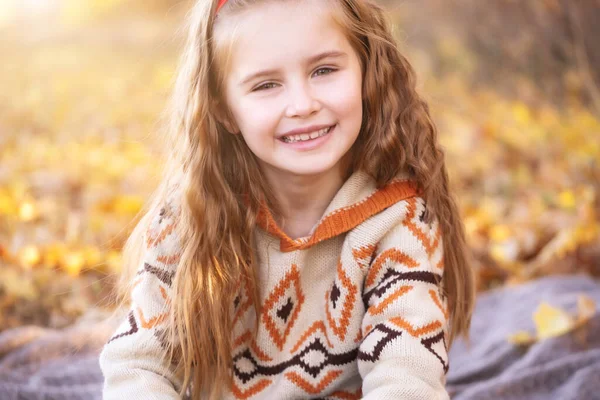 Petite fille dans la forêt d'automne — Photo