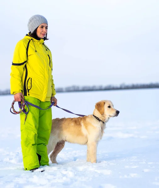 Mulher com cão andando — Fotografia de Stock