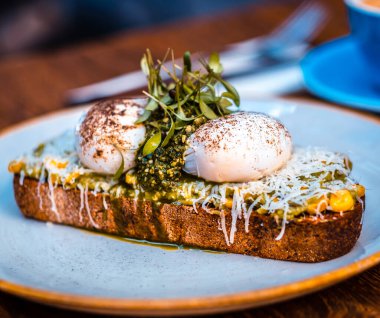 Yuvarlak tabakta iştah açıcı mantarlı sandviç.