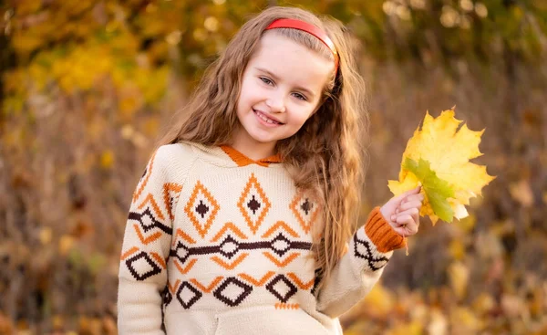 Bella ragazza con foglie autunnali — Foto Stock