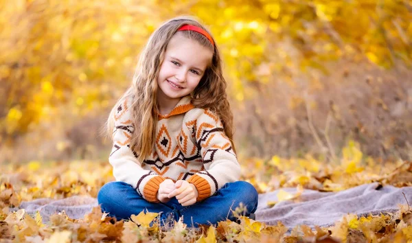 Sonbahar ormanında küçük bir kız — Stok fotoğraf