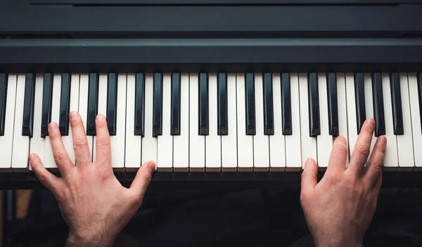 Homem tocando piano — Fotografia de Stock