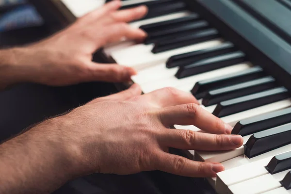 Homem tocando piano — Fotografia de Stock