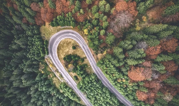 Vista aérea da estrada encaracolada — Fotografia de Stock