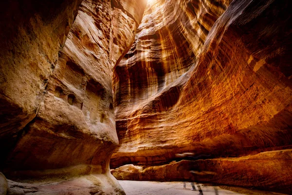 Rotsachtige ingang in Petra, Jordanië — Stockfoto