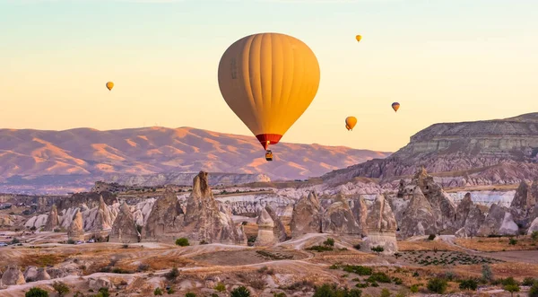 Luftballonger i Kappadokien, Turkiet — Stockfoto