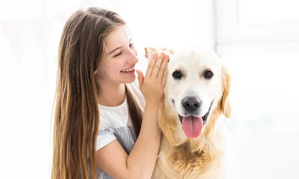 Gülümseyen kız köpeğe sırrını söylüyor. — Stok fotoğraf