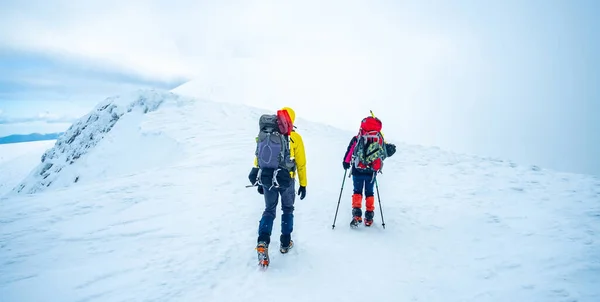 Coppia di turisti trekking invernale montagna — Foto Stock