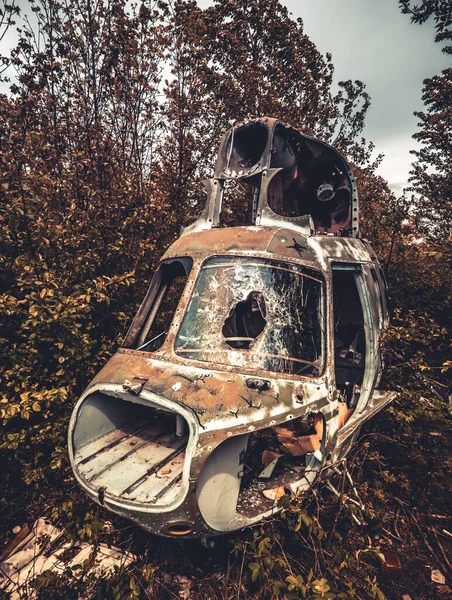 Abandoned helicopter at the airfield — Stock Photo, Image