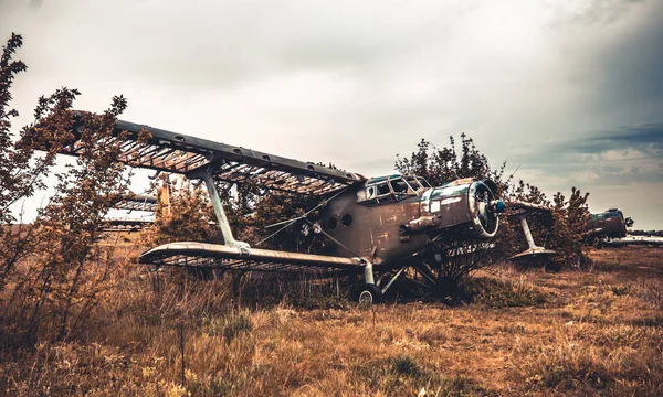 Покинутий літак на аеродромі — стокове фото