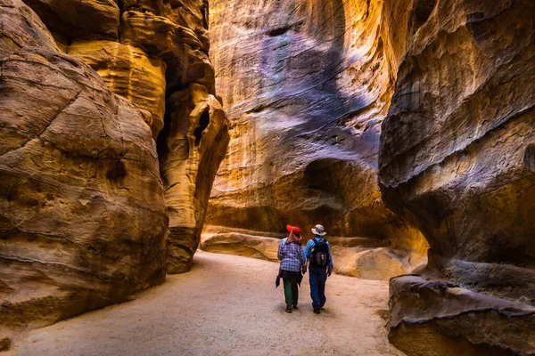 Gruppo di turisti tra rocce, Giordania — Foto Stock