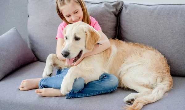 Liten flicka med golden retriever — Stockfoto